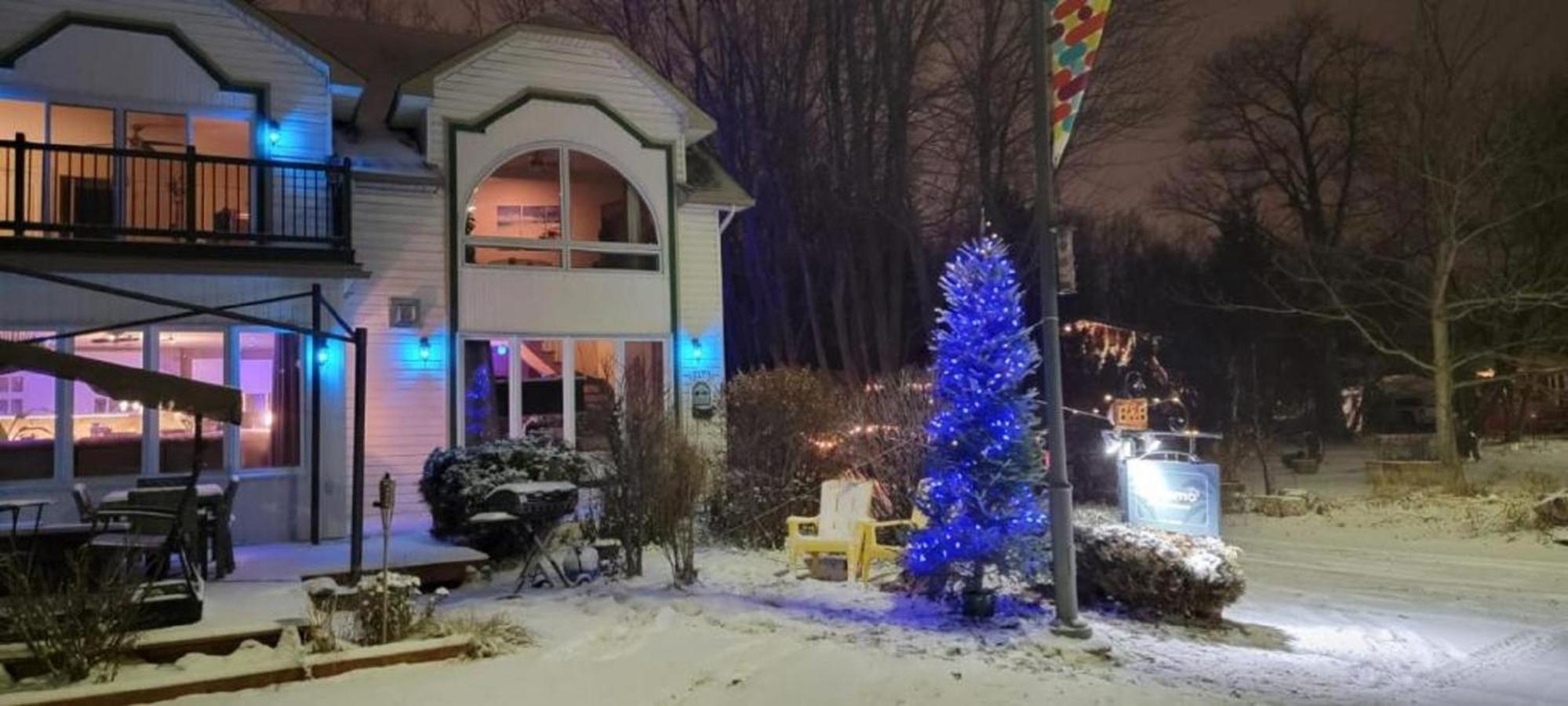 Kokomo Inn Bed And Breakfast Ottawa-Gatineau'S Only Tropical Riverfront B&B On The National Capital Cycling Pathway Route Verte #1 - For Adults Only - Chambre D'Hotes Tropical Aux Berges Des Outaouais Bnb #17542O Exterior foto