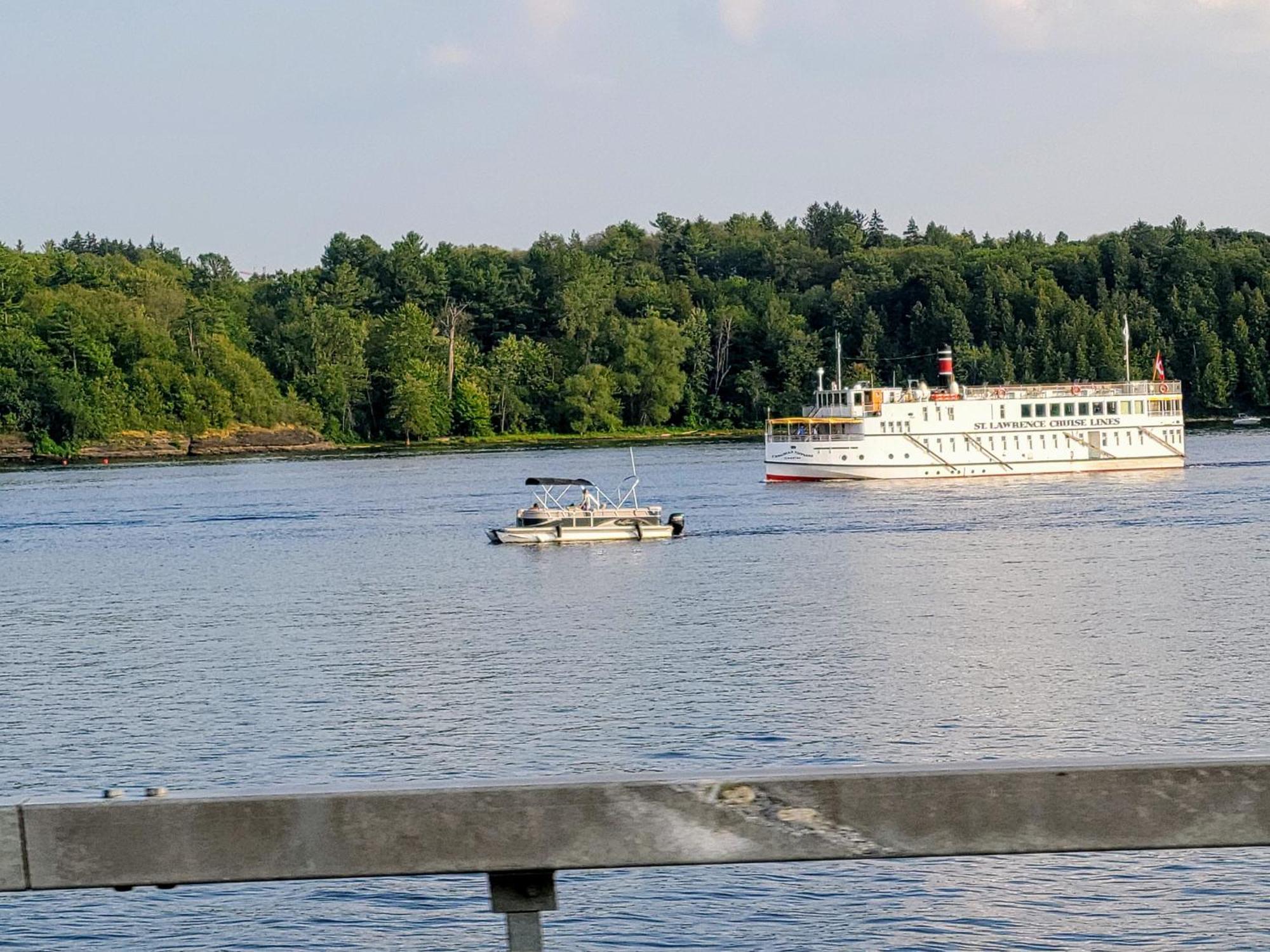 Kokomo Inn Bed And Breakfast Ottawa-Gatineau'S Only Tropical Riverfront B&B On The National Capital Cycling Pathway Route Verte #1 - For Adults Only - Chambre D'Hotes Tropical Aux Berges Des Outaouais Bnb #17542O Exterior foto