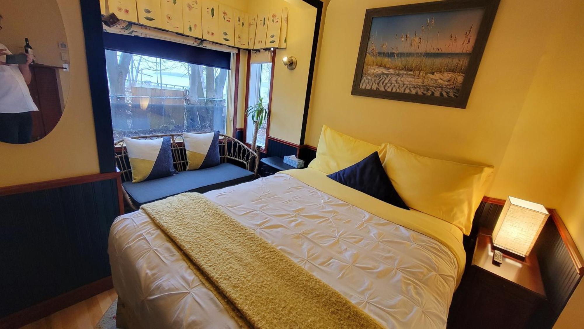 Kokomo Inn Bed And Breakfast Ottawa-Gatineau'S Only Tropical Riverfront B&B On The National Capital Cycling Pathway Route Verte #1 - For Adults Only - Chambre D'Hotes Tropical Aux Berges Des Outaouais Bnb #17542O Zimmer foto
