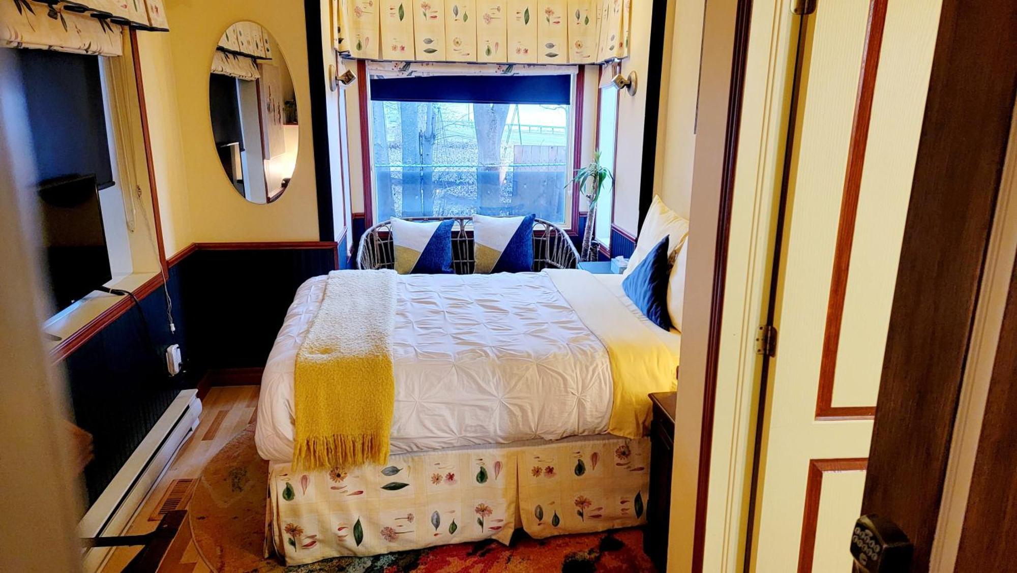 Kokomo Inn Bed And Breakfast Ottawa-Gatineau'S Only Tropical Riverfront B&B On The National Capital Cycling Pathway Route Verte #1 - For Adults Only - Chambre D'Hotes Tropical Aux Berges Des Outaouais Bnb #17542O Zimmer foto